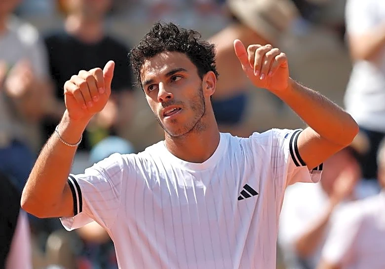 Tennis-Elder Cerundolo sibling learns of brother's stunning Sinner upset mid-match