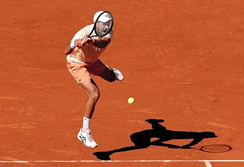 Tennis-Djokovic and Swiatek face tricky tests as French Open third round begins