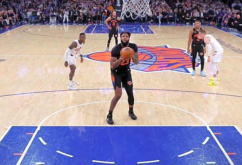 Reports: Knicks C Mitchell Robinson breaks pinky finger, status for NBA Finals unclear