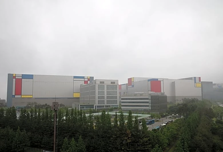Minority union at Samsung Electronics to challenge pay deal in court