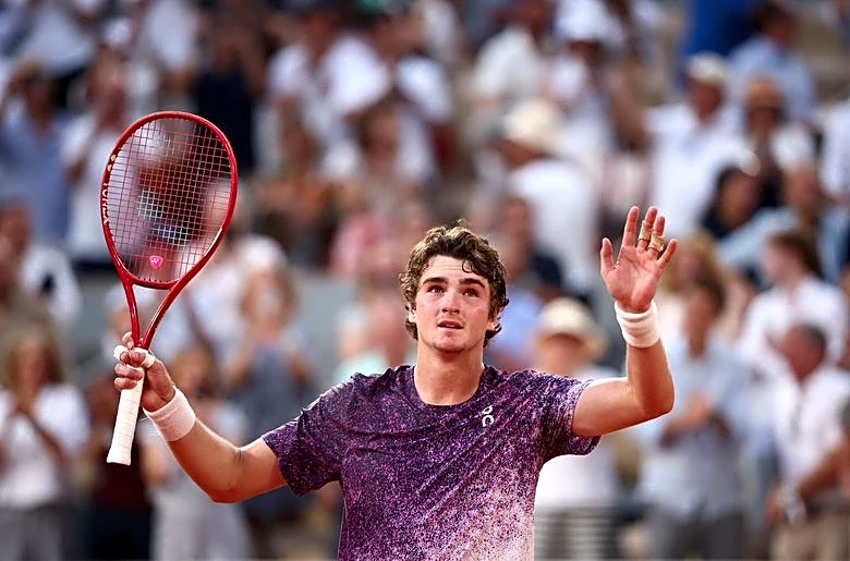 Tennis-Teenager Fonseca tames Djokovic in French Open fourth round as shocks continue in Paris