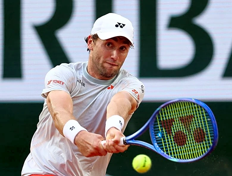 Tennis-Ruud leans on Paris pedigree as Roland Garros opens up after favourites fall