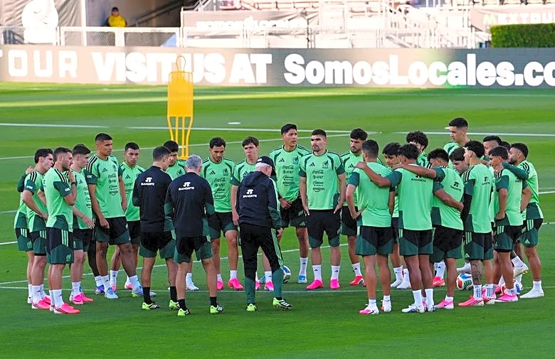Soccer-World Cup co-hosts Mexico beat Australia 1-0 in Rose Bowl warmup