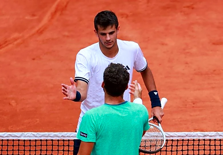 Tennis-Teenager Jodar stages scintillating comeback win over Carreno Busta for French Open last eight spot