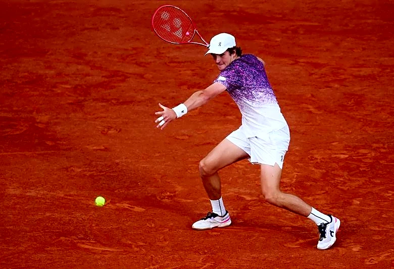 Tennis-Teen titan Fonseca topples Ruud to make French Open quarter-finals
