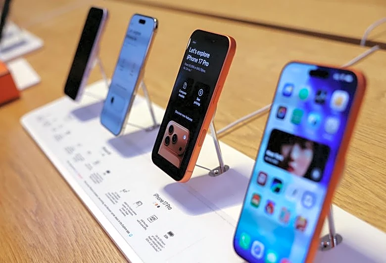 Global smartphone market faces record annual decline as chip crunch worsens