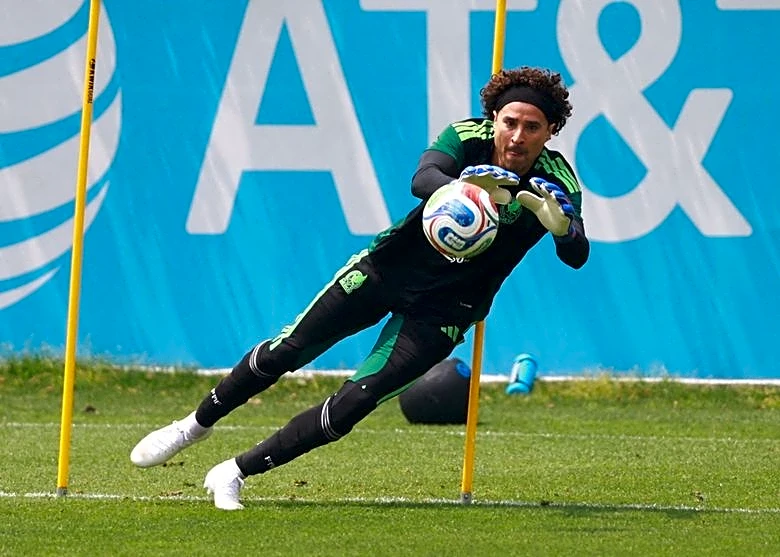 Soccer-Ochoa remains Mexico's talisman as coach Aguirre balances generations