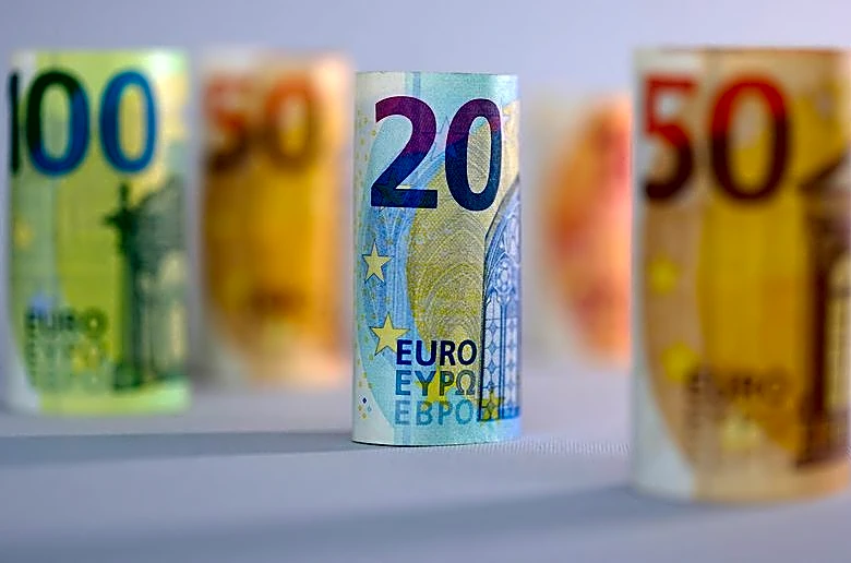 Euro fails to nab big market share from dollar despite erratic US policy, report shows