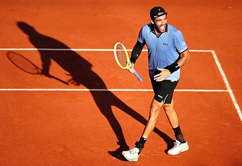 Tennis-Italian trio poised for semi-final charge at Roland Garros