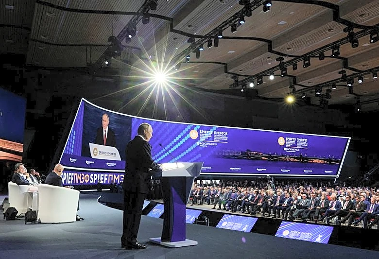 Putin's 'Davos' haunted by war and stagnation despite the swank of influencers