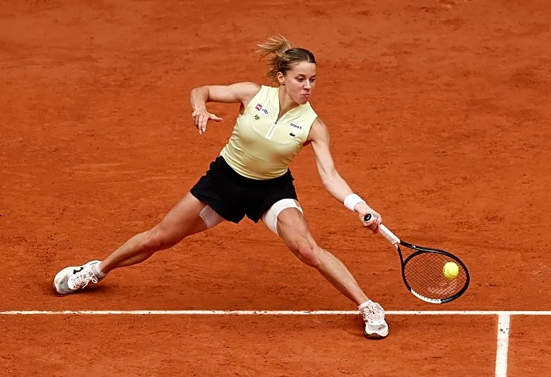 Tennis-Qualifier Chwalinska reaches French Open semi-finals