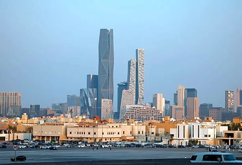 Resilient Saudi economy proves a draw for wartime Gulf business