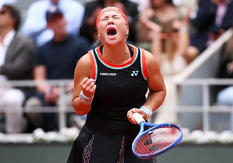 Tennis-Shnaider takes lessons from Sabalenka's Paris struggles to reach semis