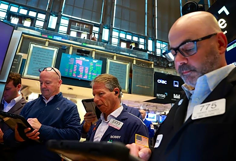 Trading Day: War clouds and tech wobbles