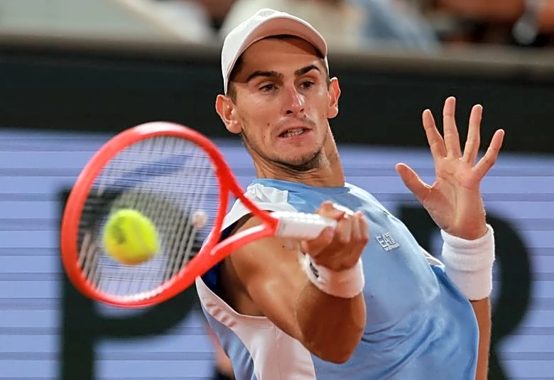 Tennis-Arnaldi through to semi-finals as fellow Italian Berrettini retires injured