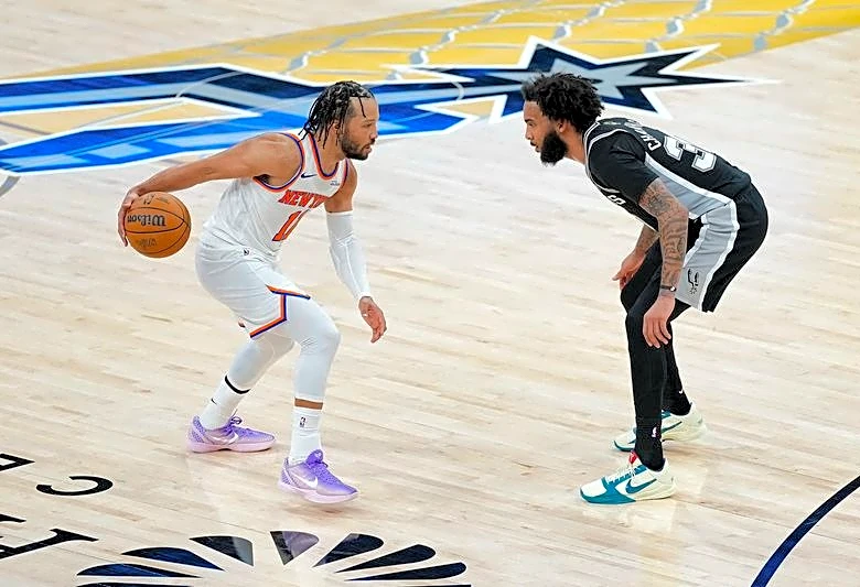 Jalen Brunson sparks Knicks' rally past Spurs in Finals opener