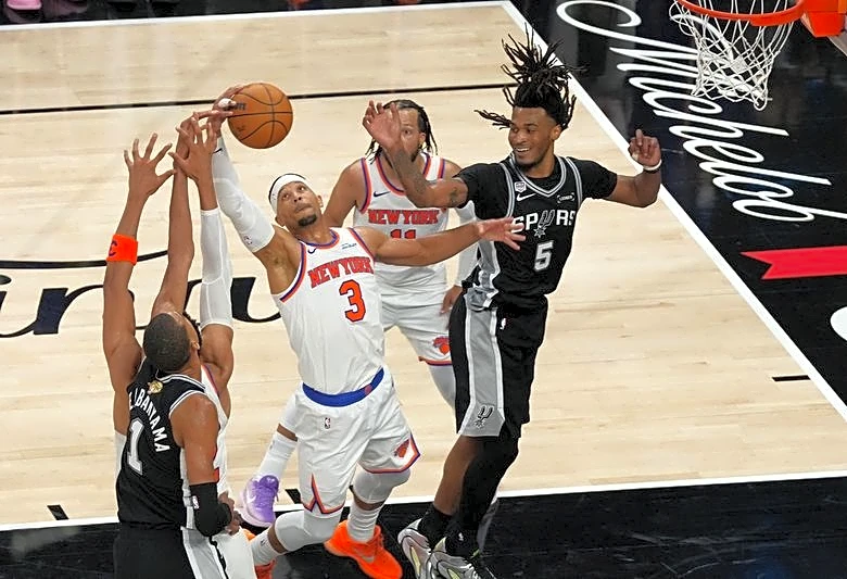 Spurs own worst enemy late in Game 1 loss to Knicks