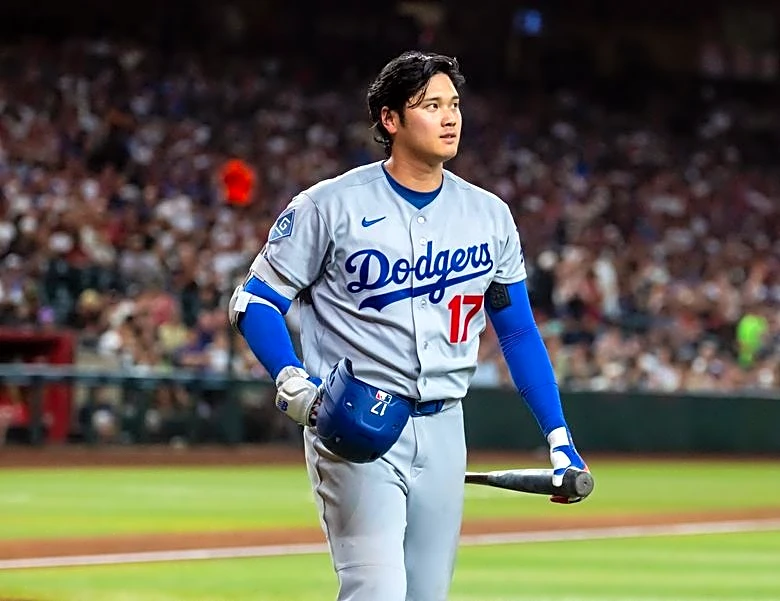 Shohei Ohtani shines on mound, at plate as Dodgers blank D-backs