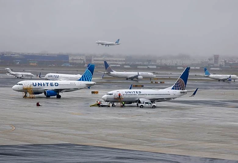 United issued safety bulletin to pilots after plane struck light pole near Newark airport