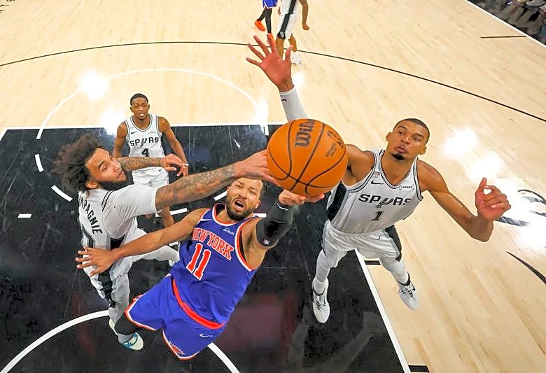 Knicks draw on maturity, moxie to take two in San Antonio