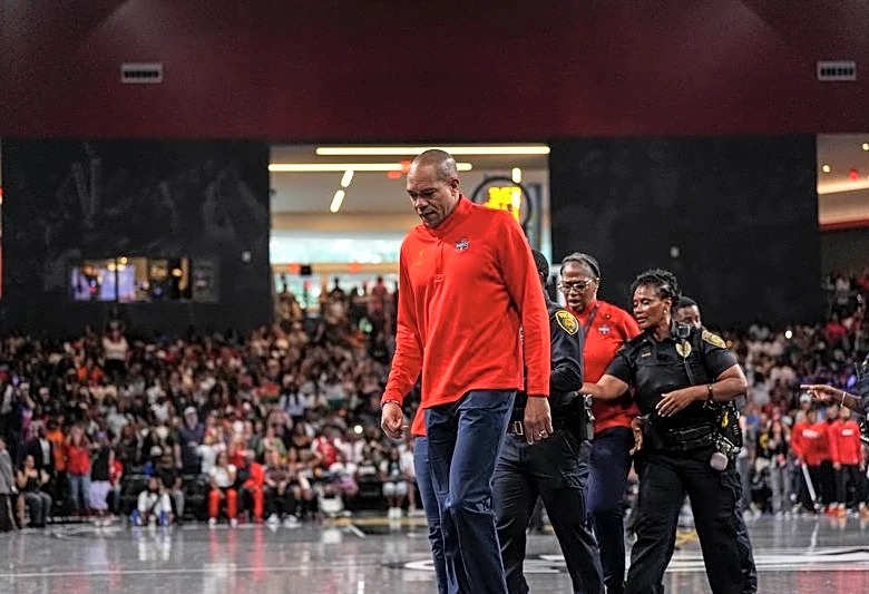 Mystics coach Sydney Johnson ejected, escorted off by police in loss to Dream