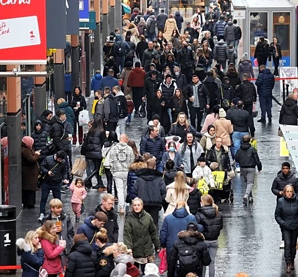 UK pay settlements hold at 3.5% for second month, IDR survey shows