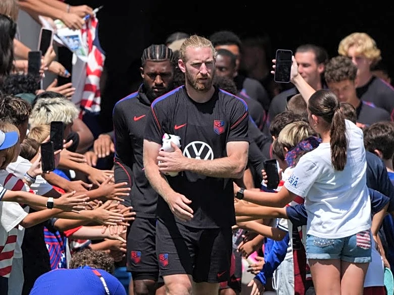 Soccer-US players ready to seize 'once in a career' World Cup chance