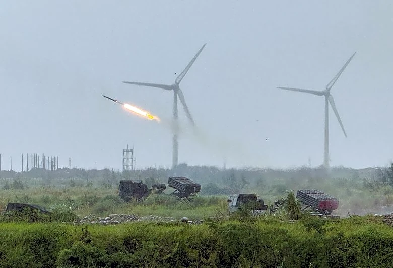 Taiwan simulates destroying an invading Chinese force in coastal drill