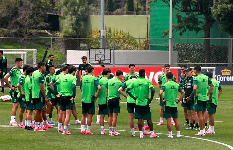 Soccer-Hosts Mexico face South Africa under pressure to deliver in World Cup opener