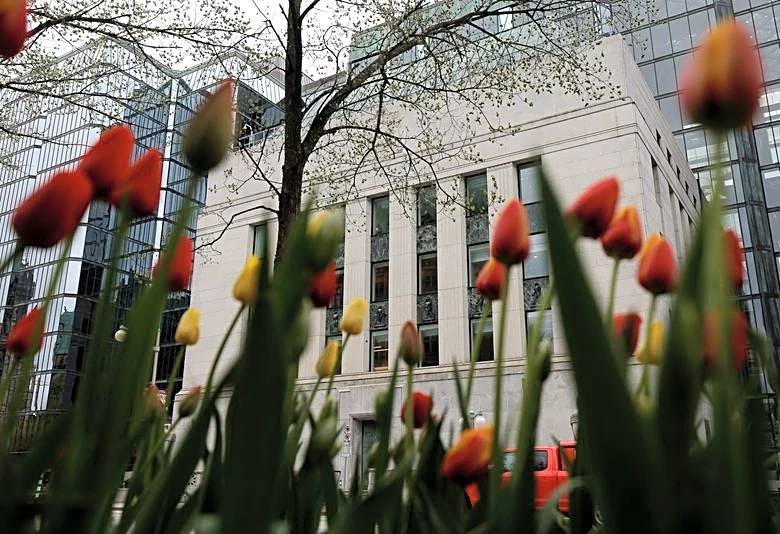 Bank of Canada holds rates, sees few signs of broad-based inflation