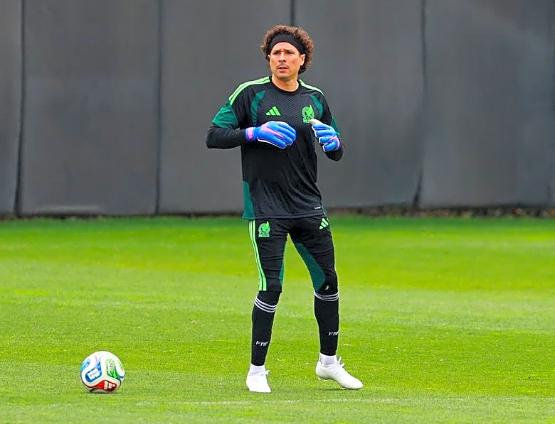 Soccer-Mexico coach Aguirre leaves veteran goalkeeper out for World Cup opener
