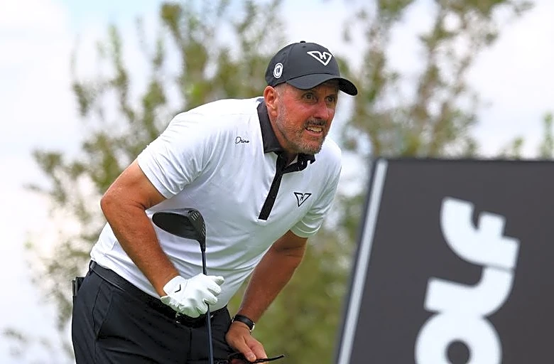 Report: Phil Mickelson accused of inappropriate contact with golf club employee