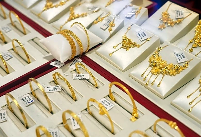 Analysis-Gold's record rally falters as bulls run into Fed rate expectations, stronger dollar