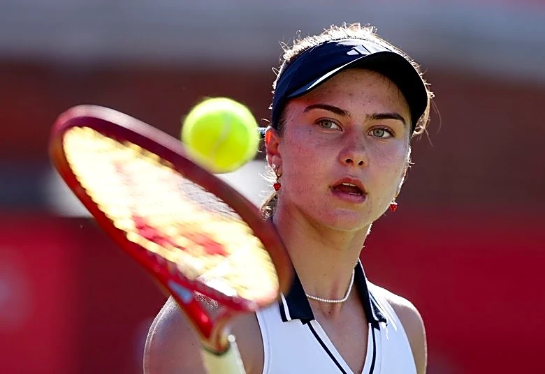 Tennis-Teenager Jovic stuns Anisimova at Queen's, Boulter takes out Rybakina
