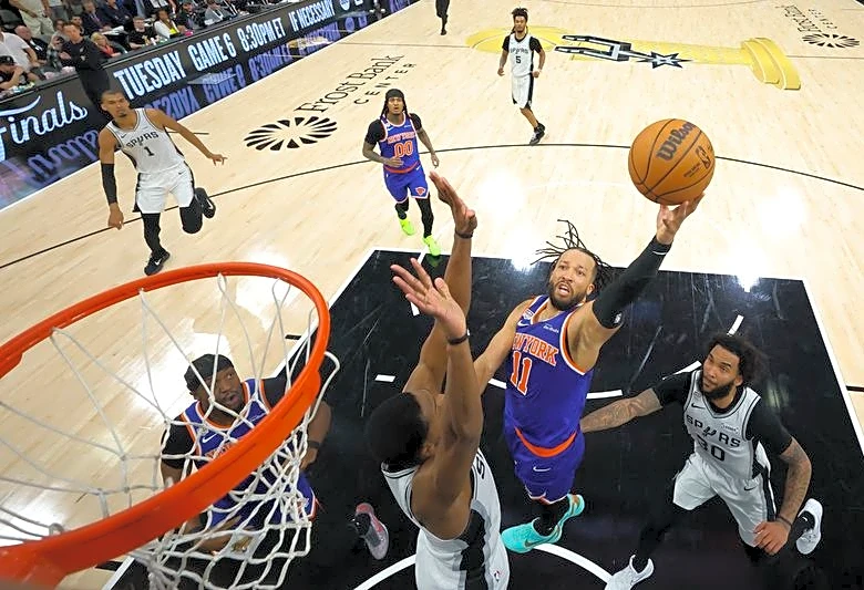 NBA-Knicks defeat Spurs to snap 53-year NBA title drought
