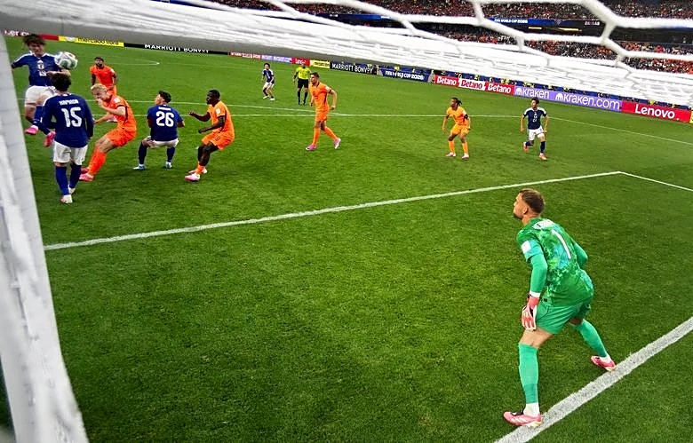 Soccer-Second-half goal frenzy lights up World Cup prospects for Dutch and Japan