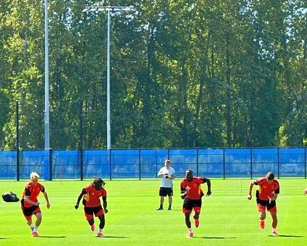 Soccer-Belgium seek to take the initiative with win in opener against Egypt