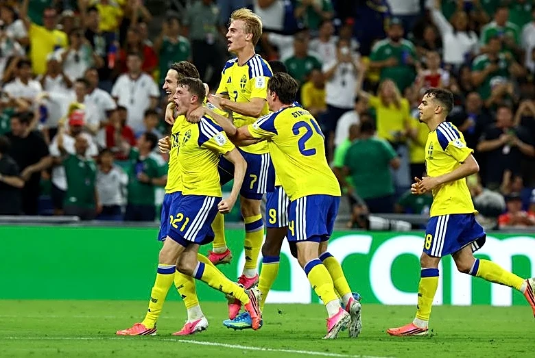 Soccer-Sweden smash five past Tunisia in World Cup opener