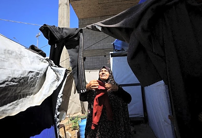 Israeli fire kills four in Gaza, mediators hold more ceasefire talks