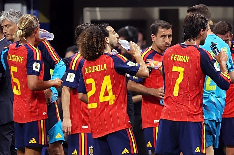 Soccer-Hydration breaks heat up World Cup debate with players, coaches split on new rule