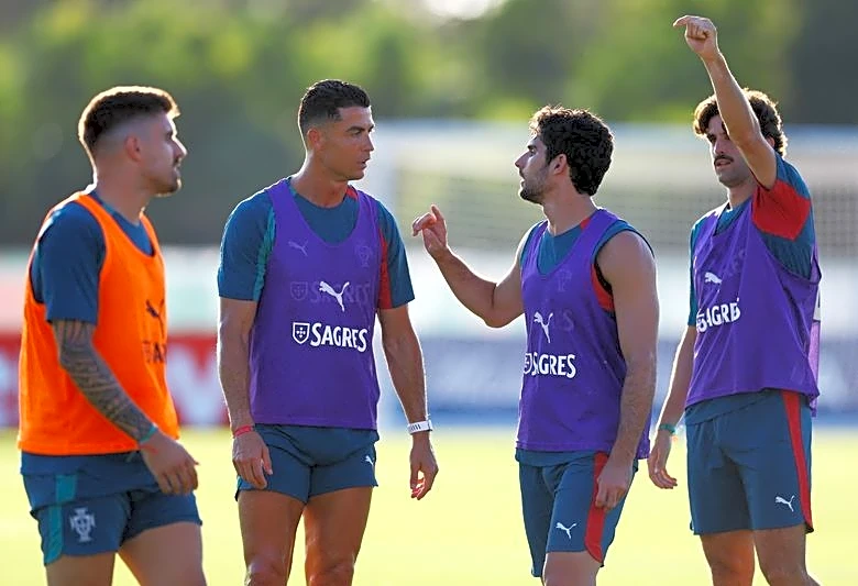 Soccer-Portugal eye fast start against DRC in bid for elusive World Cup glory