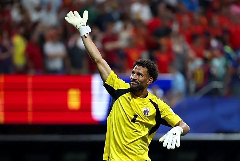 Soccer-Veteran Vozinha the Cape Verde hero as keeper shuts out Spain
