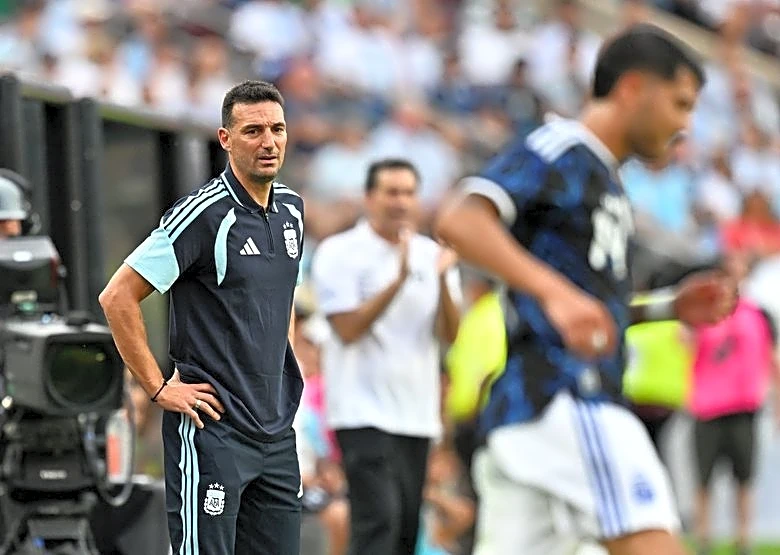 Soccer-Argentina vow to respect Algeria after 2022 scare in World Cup opener