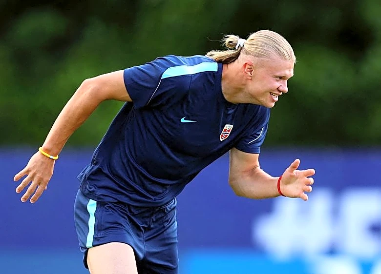 Soccer-Let's give the ball to Haaland, Norway coach says