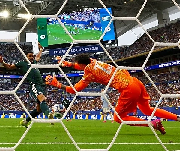 Soccer-Goalkeepers at fault as Uruguayan persistence and Saudi patience go in vain