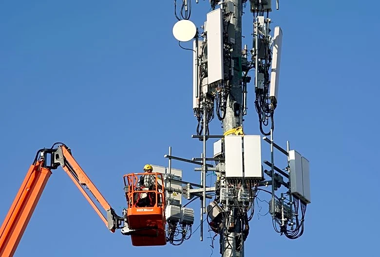 Verizon targets wireless customers with new simpler plans, drops some fees