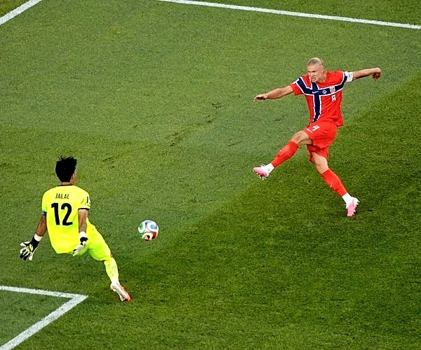 Soccer-Norway's Haaland sparkles on World Cup debut with two goals for 4-1 victory over Iraq