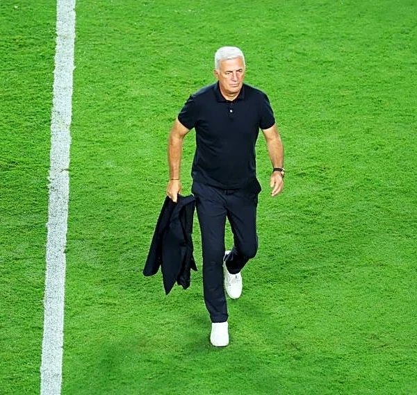 Soccer-Algeria coach says errors helped Messi score hat-trick to tie World Cup record