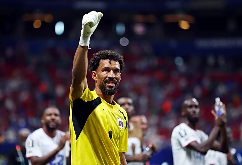 Soccer-Heroic Cape Verde keeper Vozinha to be reunited with mum at World Cup after visa issue