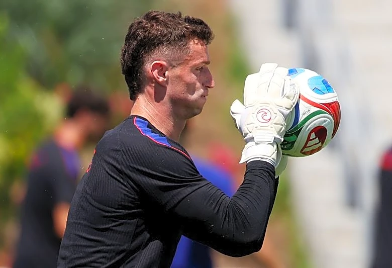 Soccer-Australia players plot downfall of club-mate and US goalkeeper Freese
